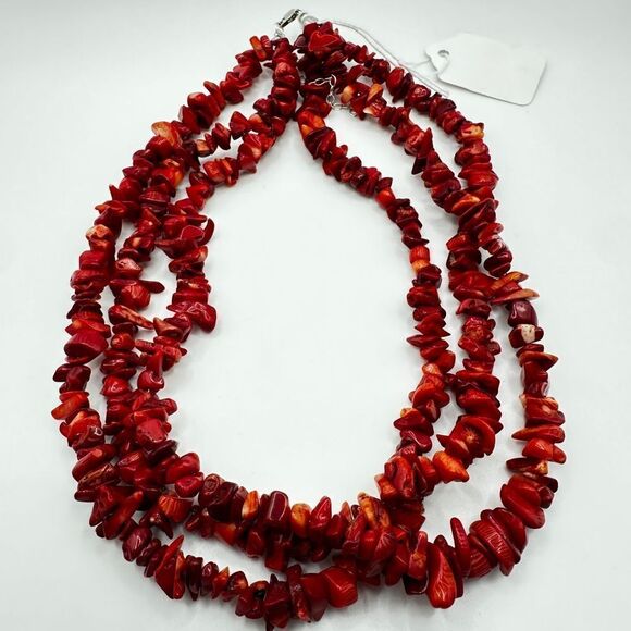 Beautiful three strand coral chip statement necklace with 925 clasp! - Picture 6 of 10